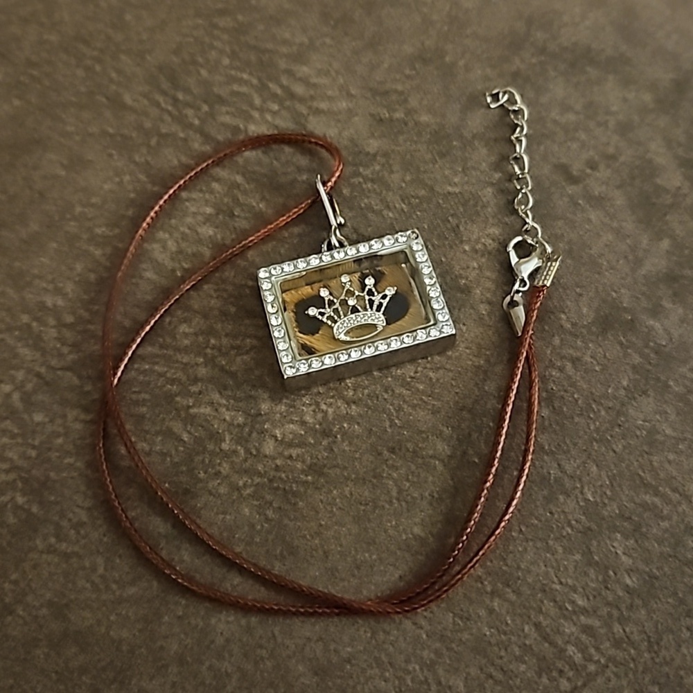 3/$30 VTG Rhinestone Crown Cheetah Print Shadow Box Pendant Rope Necklace - Picture 2 of 5
